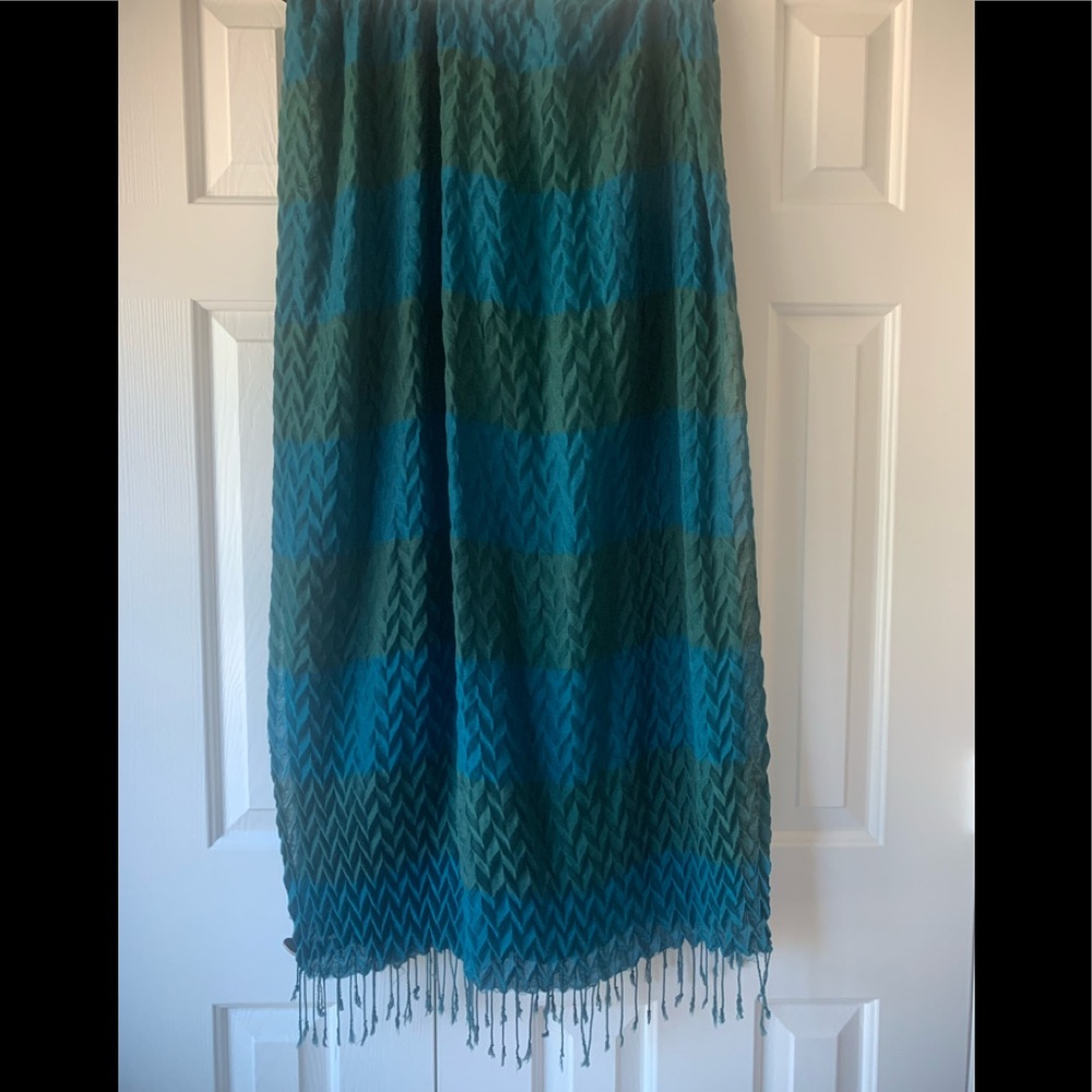 Gorgeous, Scarf/Wrap, Deep Turquoise w/Olive Green.
Excellent Condition